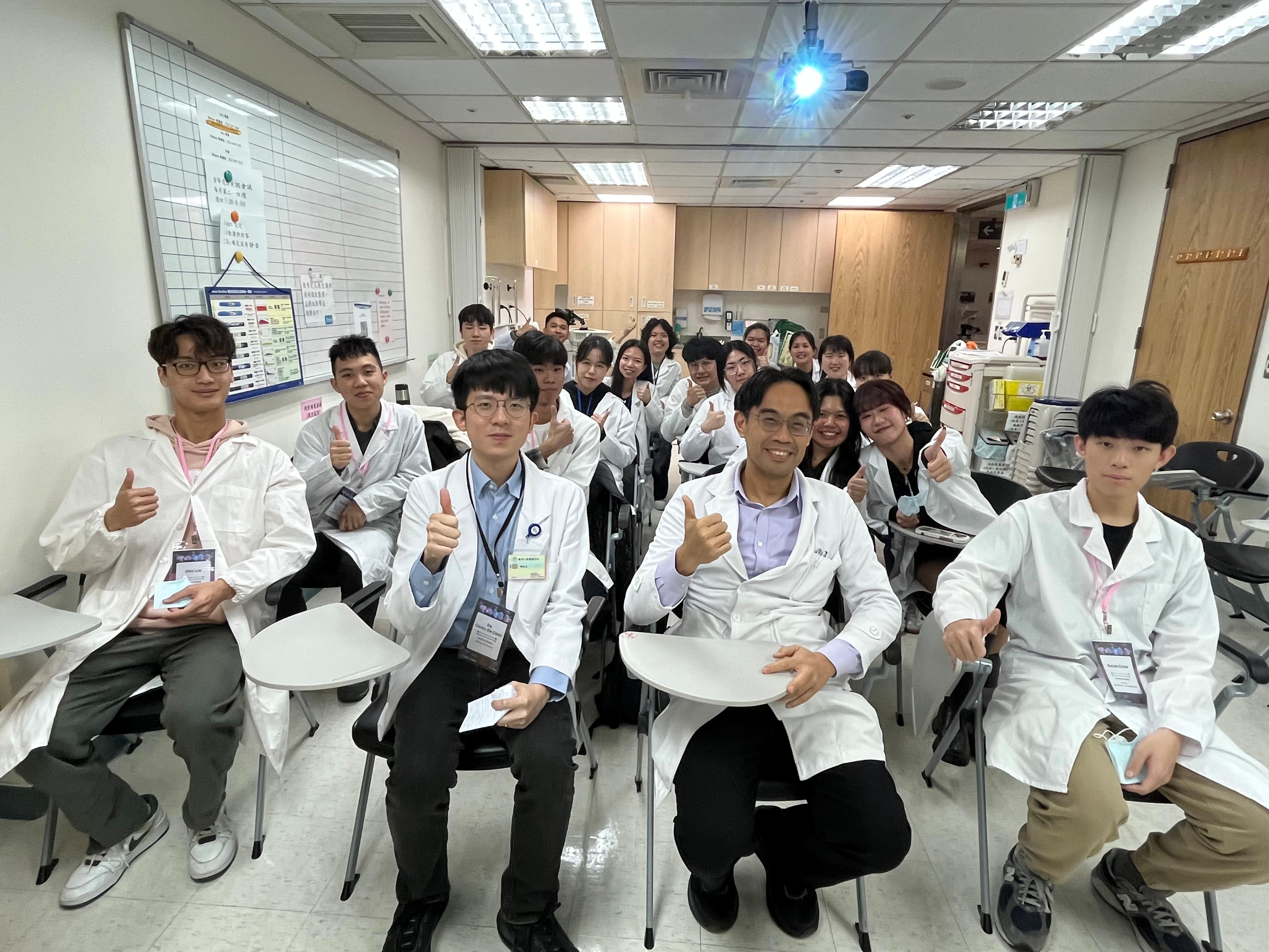 [另開新視窗]2026年1月亞太醫學生論壇，由黃獻樑醫師向醫學生介紹台大醫院的安寧緩和醫療病房，成功引發與會醫學生興趣，並後續安排有意願者至本院進行短期見習。