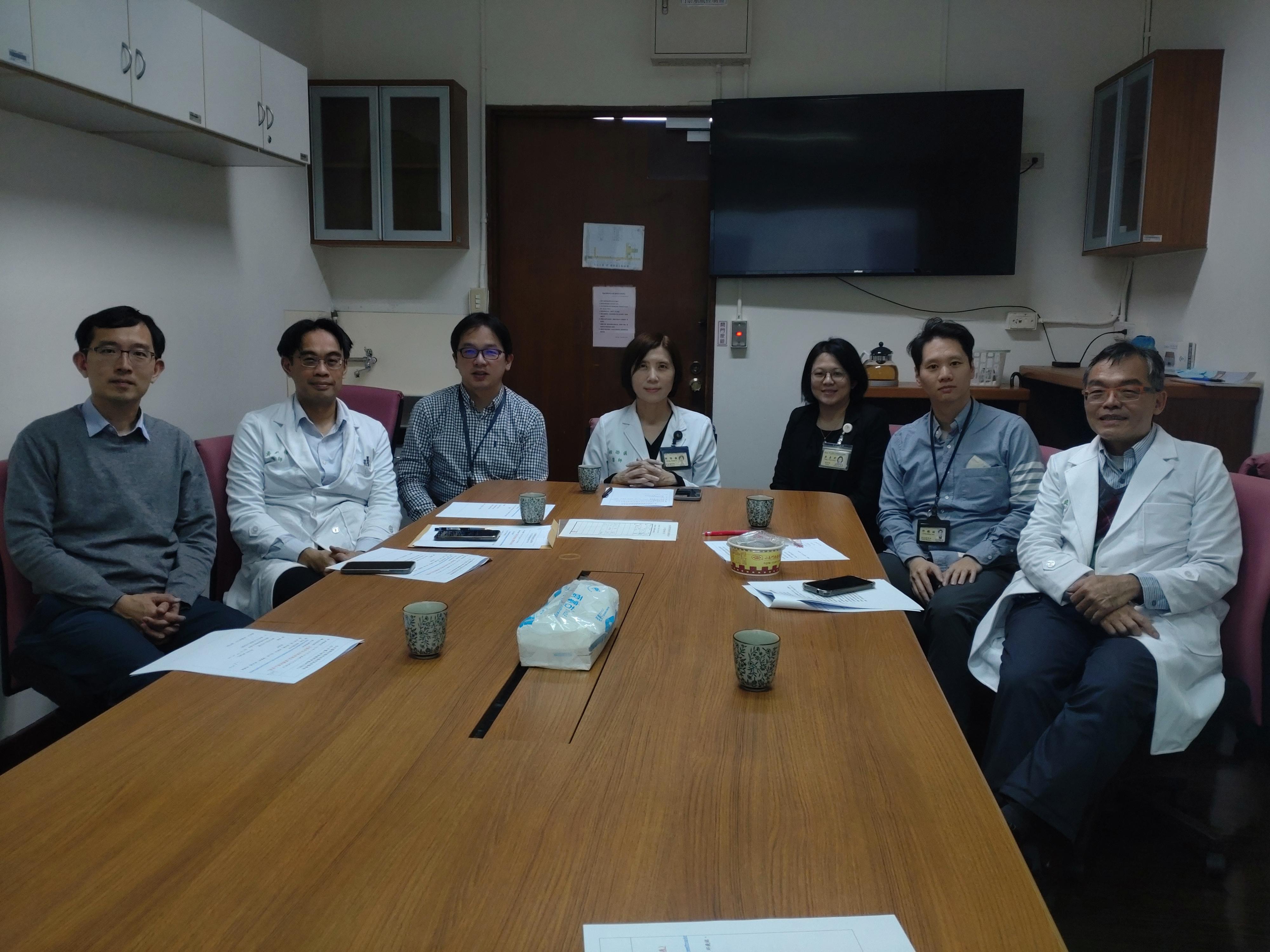 [另開新視窗]本中心核心人員，自左至右：施至遠醫師、黃獻樑醫師、彭仁奎科主任、程劭儀部主任、唐嘉君督導長、邱鏡銘醫師、姚建安醫師