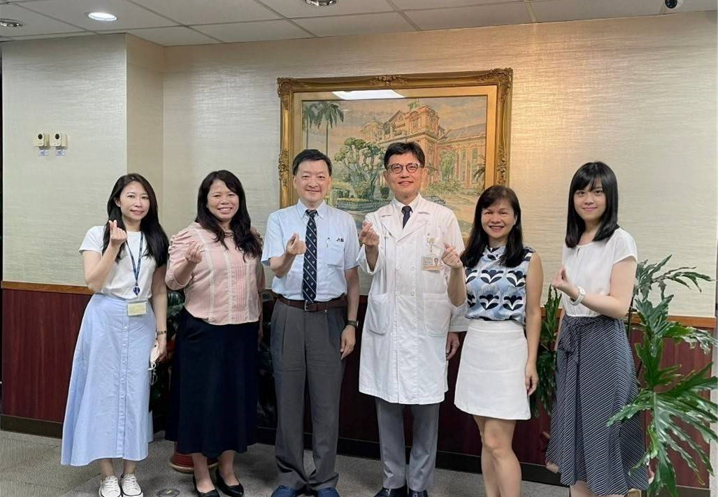 賴逸儒副院長與臺大醫院倫理中心同仁合影