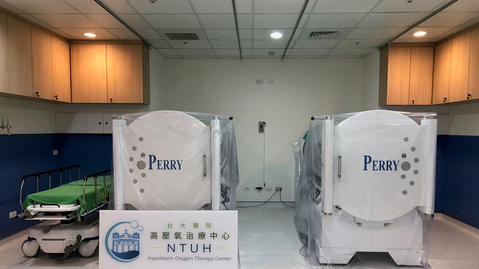 本院高壓氧治療中心的二台單人高壓氧艙