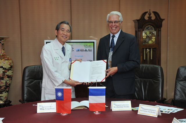法國巴黎醫院公共系統聖路易教學醫院集團之Lariboisière醫院院長至本院參訪並簽署交流合約