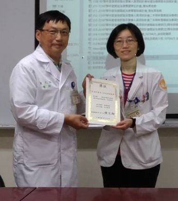 右為蕭淑芳物理治療師