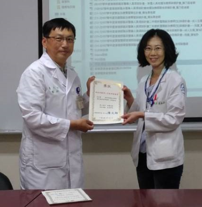 右為陳怡妙職能治療師