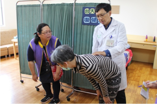 陳文翔主任詳細幫院生診療肢體運作功能，並給予護理人員復健重點衛教