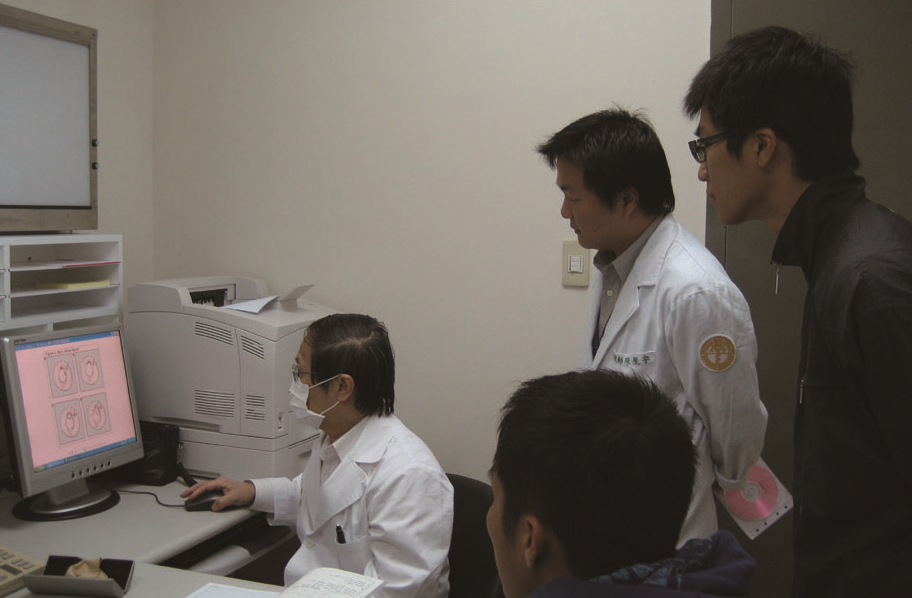 賴金鑫教授（左）親自看診，並向選手及該隊運動傷害防護員詳細解說病情及後續治療