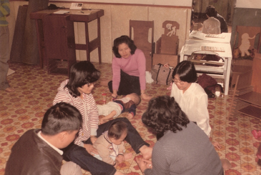 台大復健部1992年兒童治療室的狀況，當時的治療已經有家長參與之模式，且有世界各國學者來參觀