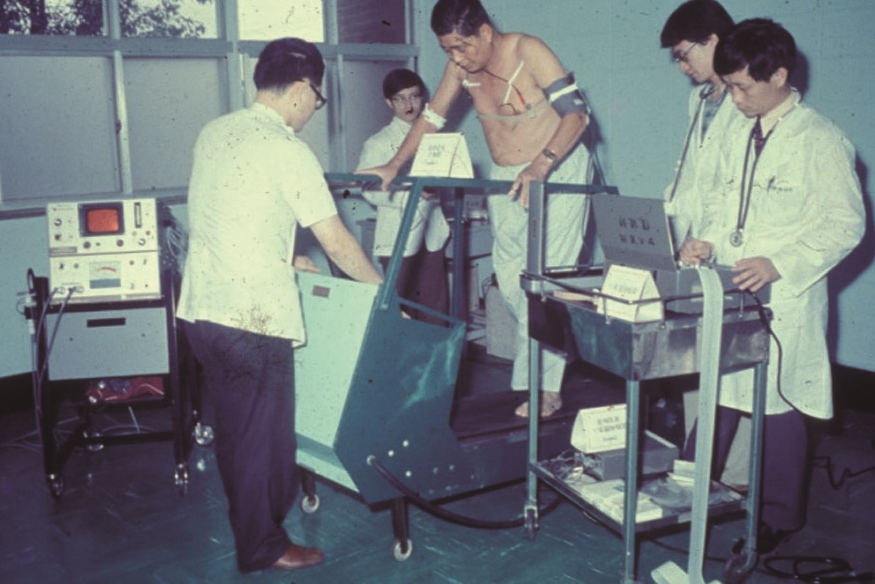 １９７５至１９７６年間，最左為心臟電擊器。左起為洪章仁、賴金鑫、病友、實習醫師及李源德醫師