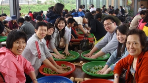 醃脆梅首先要用鹽巴去角質