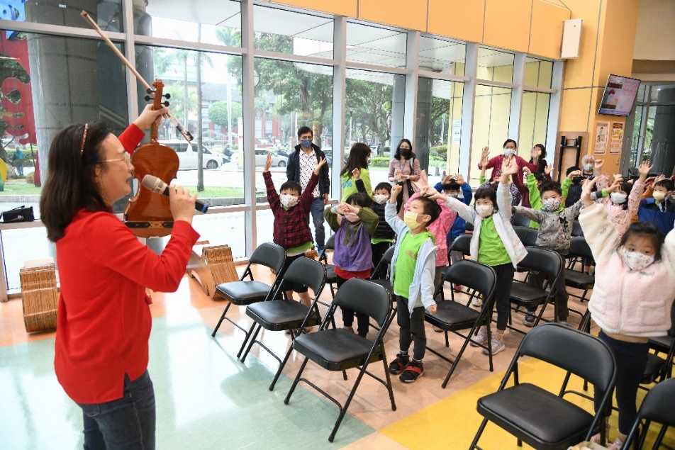 長榮交響樂團中提琴首席蕭宇沛老師與好聲樂集室內樂團指揮曹立東老師共同創立的Wow! Viola中提琴重奏團來院表演