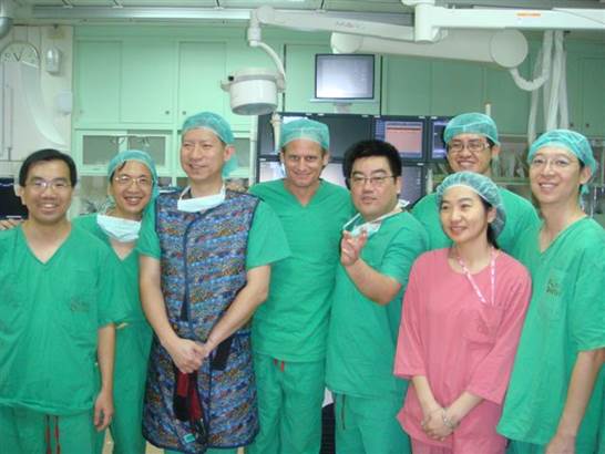 圖一、2010年9月7日,台大醫院心血管中心醫療團隊包括 心臟內科高憲立副教授(左五)、心臟外科陳益祥主任(左三) 及麻醉科黃啟祥醫師(左二)在完成第一例經導管人工主動脈 瓣膜植入術後(TAV)合影。