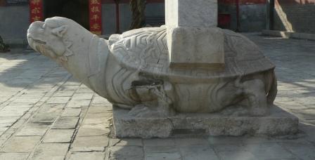 麒麟以及喜歡背重物的贔屭，傳說中都是龍生出來的。