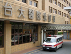 急診部大樓門口