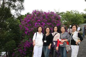 與美麗的花朵合照