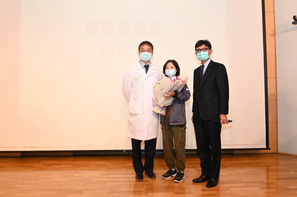 受贈者與團隊醫師合照