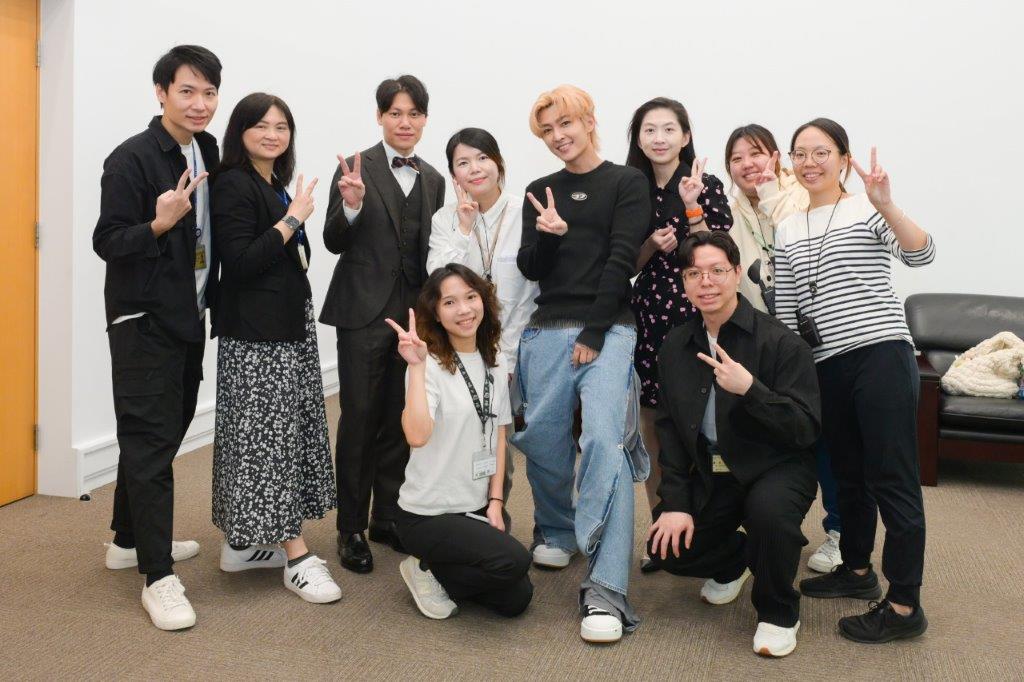 工作人員與表演嘉賓合照2
