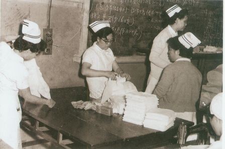 1951年舊供應室護理人員疊紗布情形