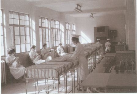 1962年嬰兒室護理人員餵奶情形